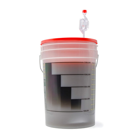 Fermentador 6-5 gal: sistema sin sifón facilita fermentación limpia.