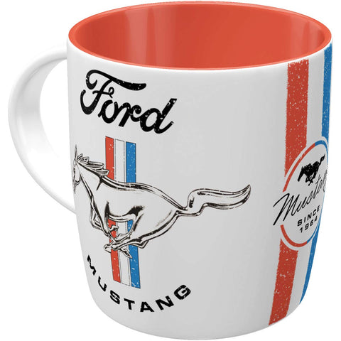 La Nostalgic-Art Taza Ford Mustang con logo caballo y rayas, ideal para coleccionistas.