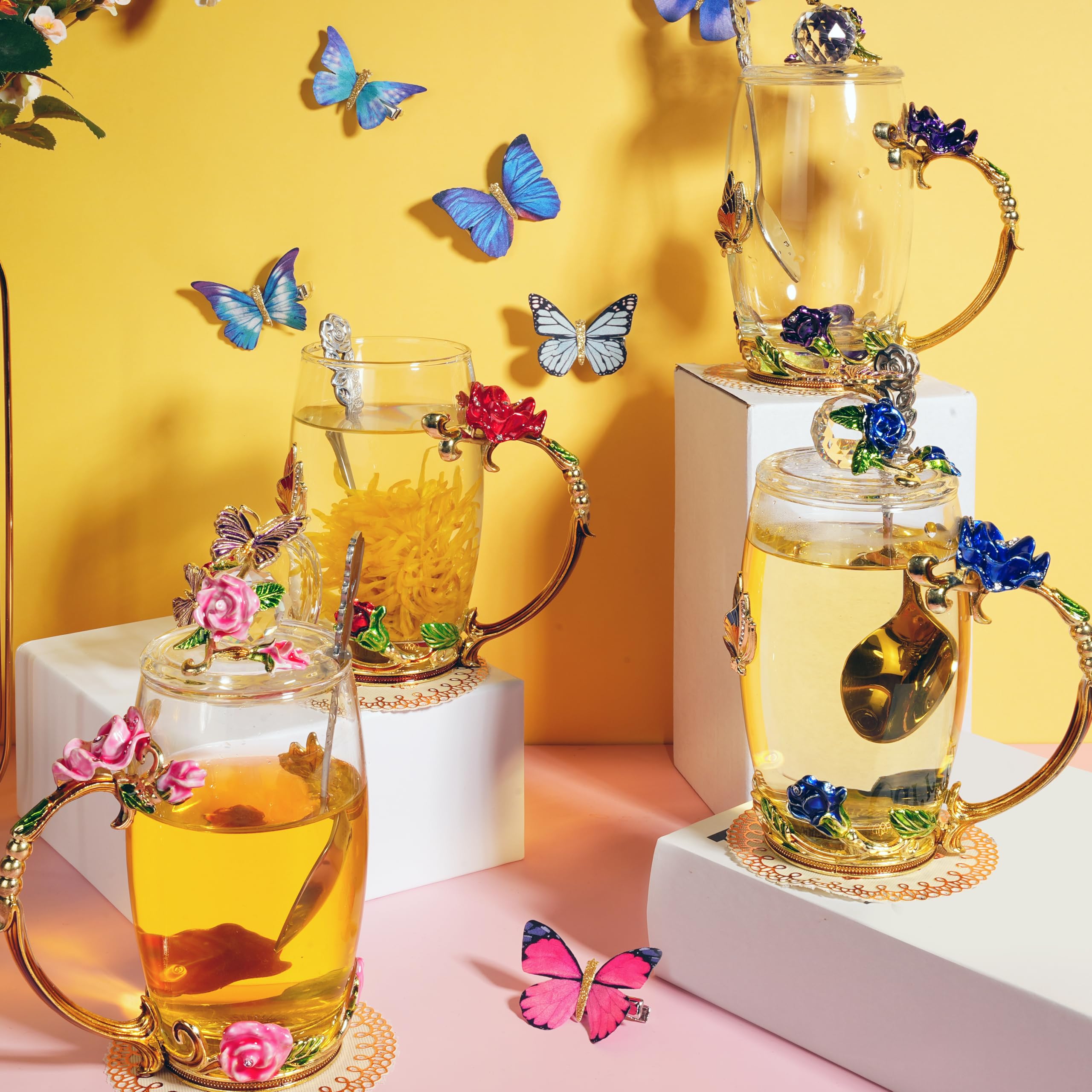 Regalo Nuanchu: tazas de vidrio con tapas y cucharas, mariposas y flores para sorprender.