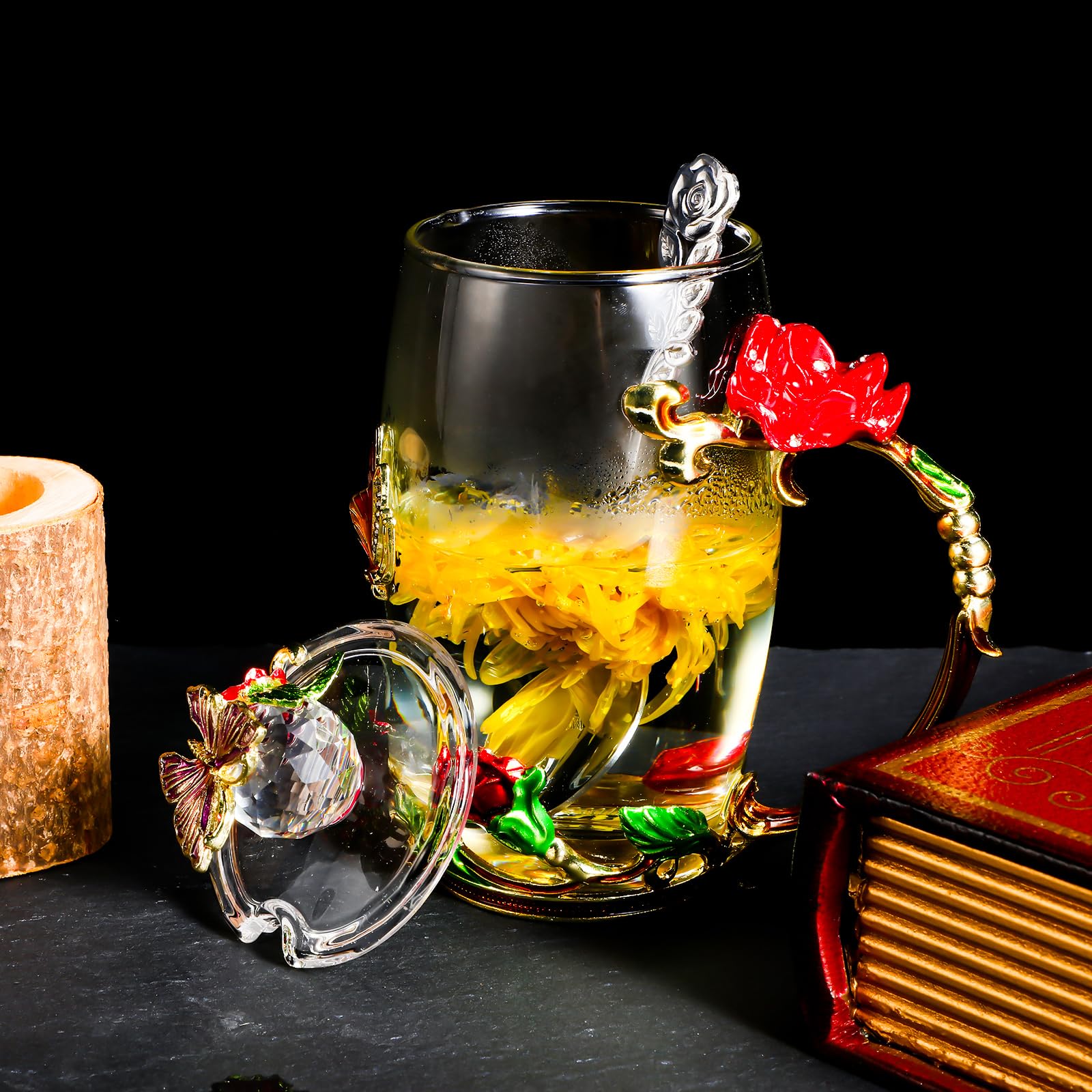 Nuanchu taza de vidrio, detalle mariposa, tapa y cuchara, enfoque floral de cerca.