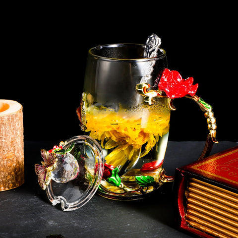 Nuanchu taza de vidrio, detalle mariposa, tapa y cuchara, enfoque floral de cerca.