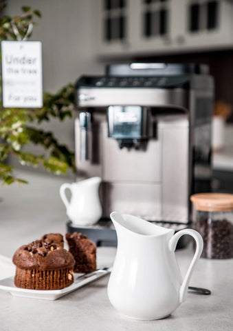 Cremero Nucookery con manija ergonómica para verter sin goteo.
