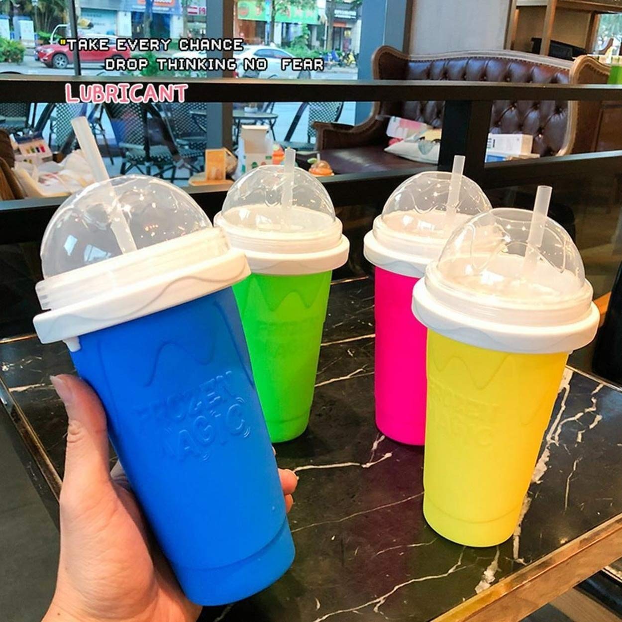 Familia disfrutando en casa con NUFR Vaso para granizados.