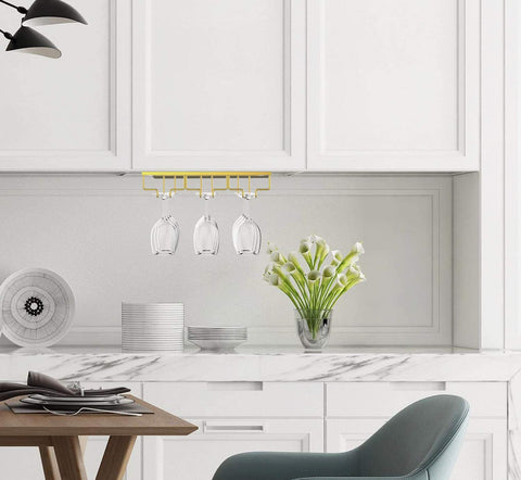 Nuovoware acabado oro brillante enfatiza la elegancia del soporte para copas.