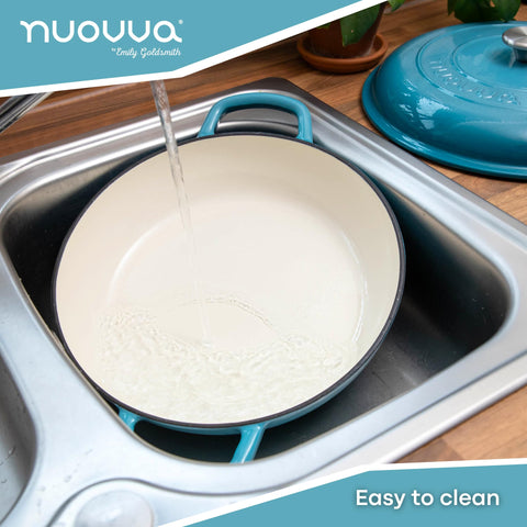 Compatibilidad con inducción de la olla azul Nuovva para una cocina eficiente.