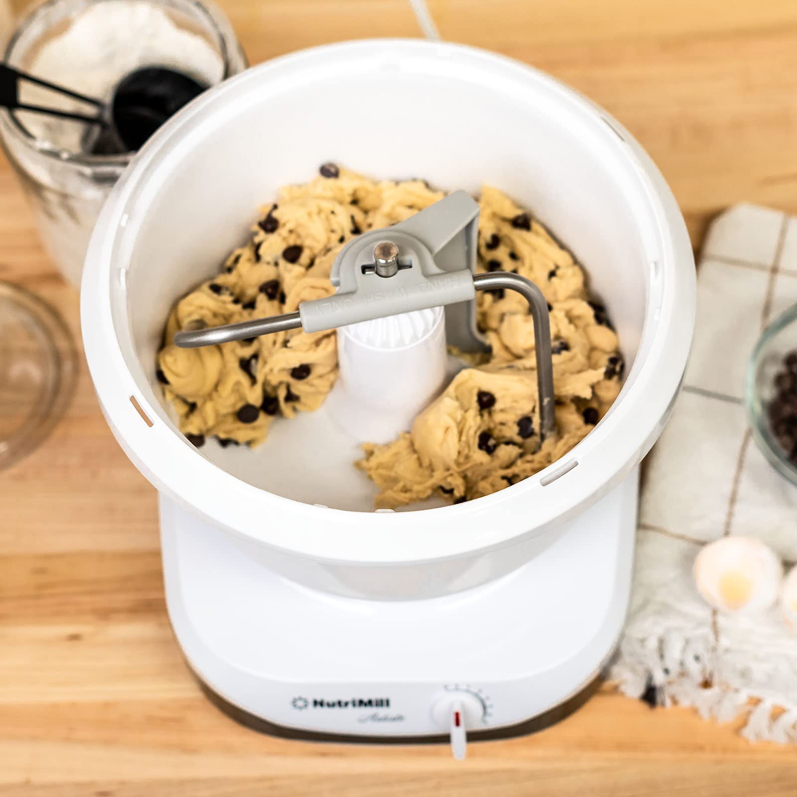 NutriMill Artiste con accesorios incluidos: gancho de masa y batidores.