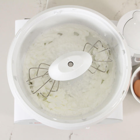 NutriMill Bosch Universal Plus: tapa y aro anti salpicaduras para cocina limpia.