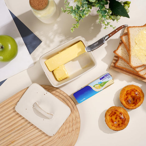 Conjunto minimalista con bandeja NUTRIUPS para brunch elegante.