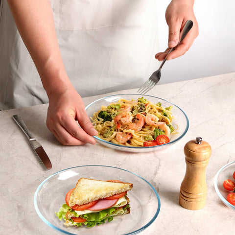 Plato NutriUPS resistente al calor, apto para microondas y horno.