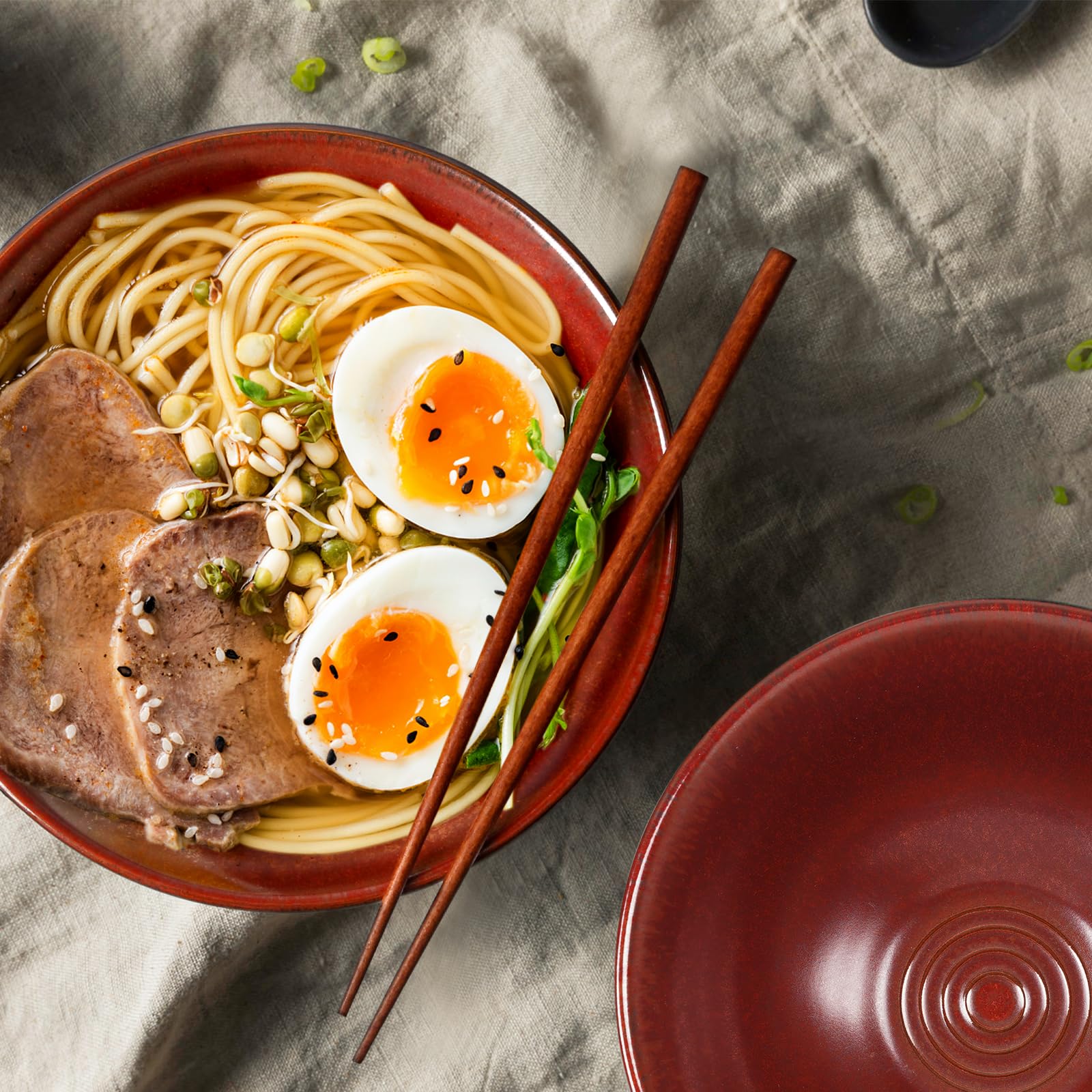 Tazón ramen NUTRIUPS en presentación de plato, enfatizando estilo japonés.