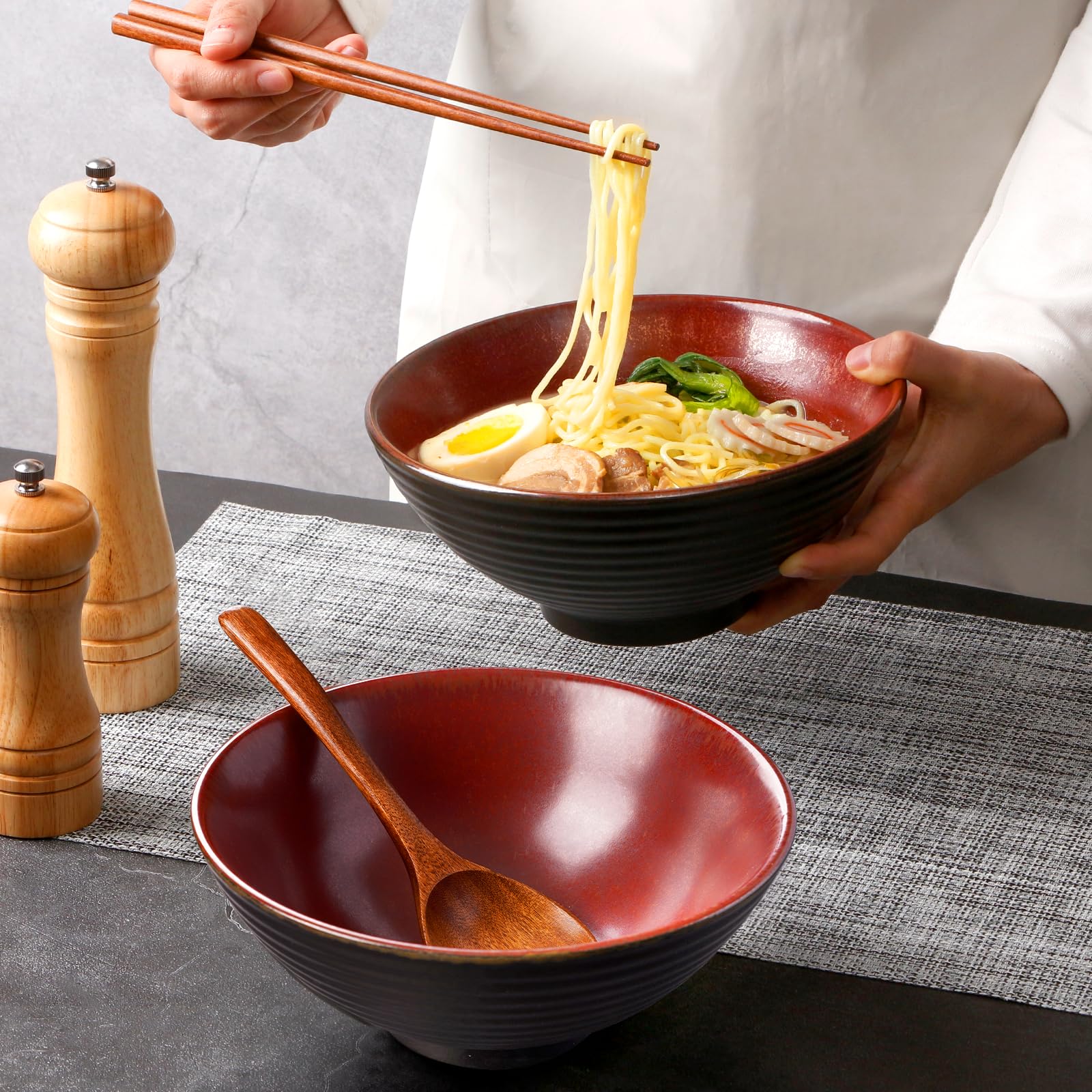 Tazón cerámico NUTRIUPS para ramen o udon, listo para servir caliente.