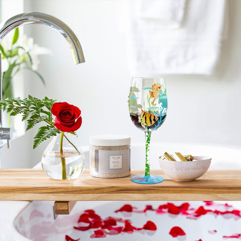 Vaso de vino NymphFable con diseño artesanal de tortugas y fauna marina.