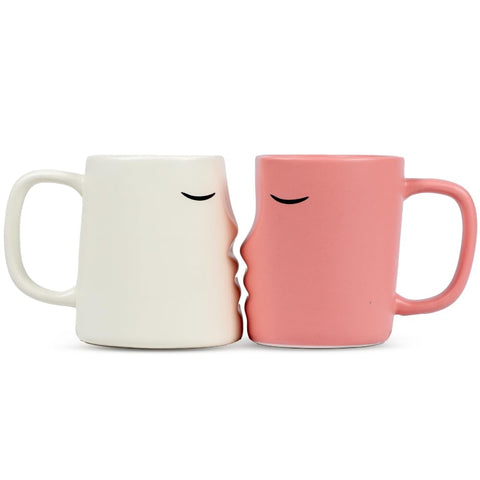 Occasionals juego de tazas para pareja besándose vista frontal, uso diario de café