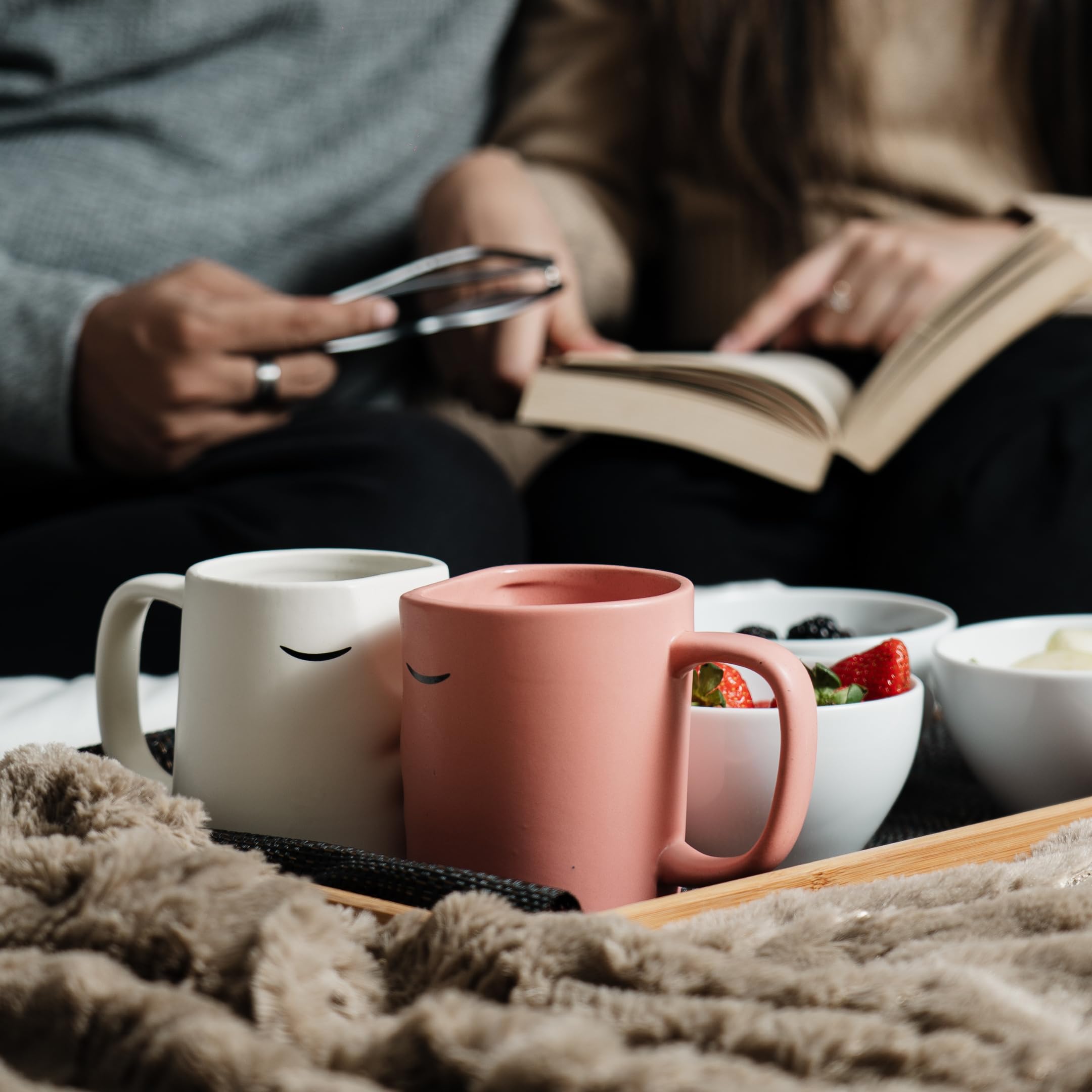 Detalle de tazas a juego Occasionals para parejas besándose en mesa