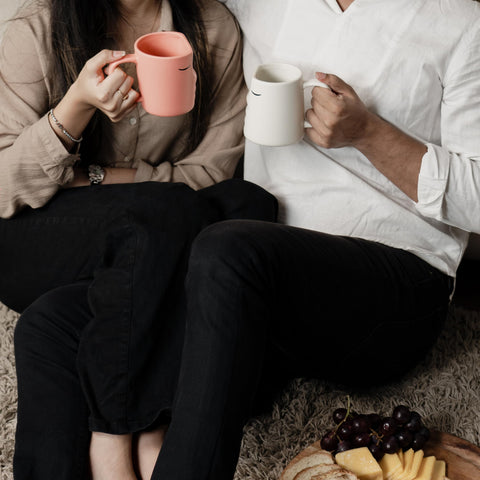 Primer plano de las tazas Occasionals con diseño de beso entre parejas