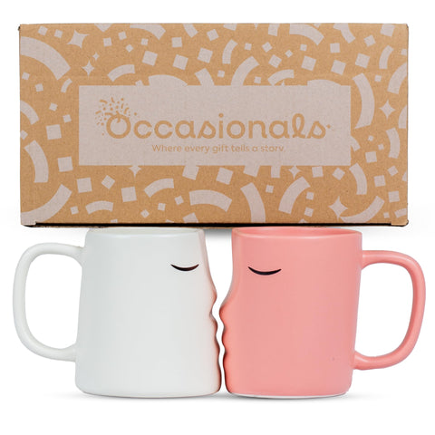 Cierre de escena con las dos tazas Occasionals Sr. y Sra.