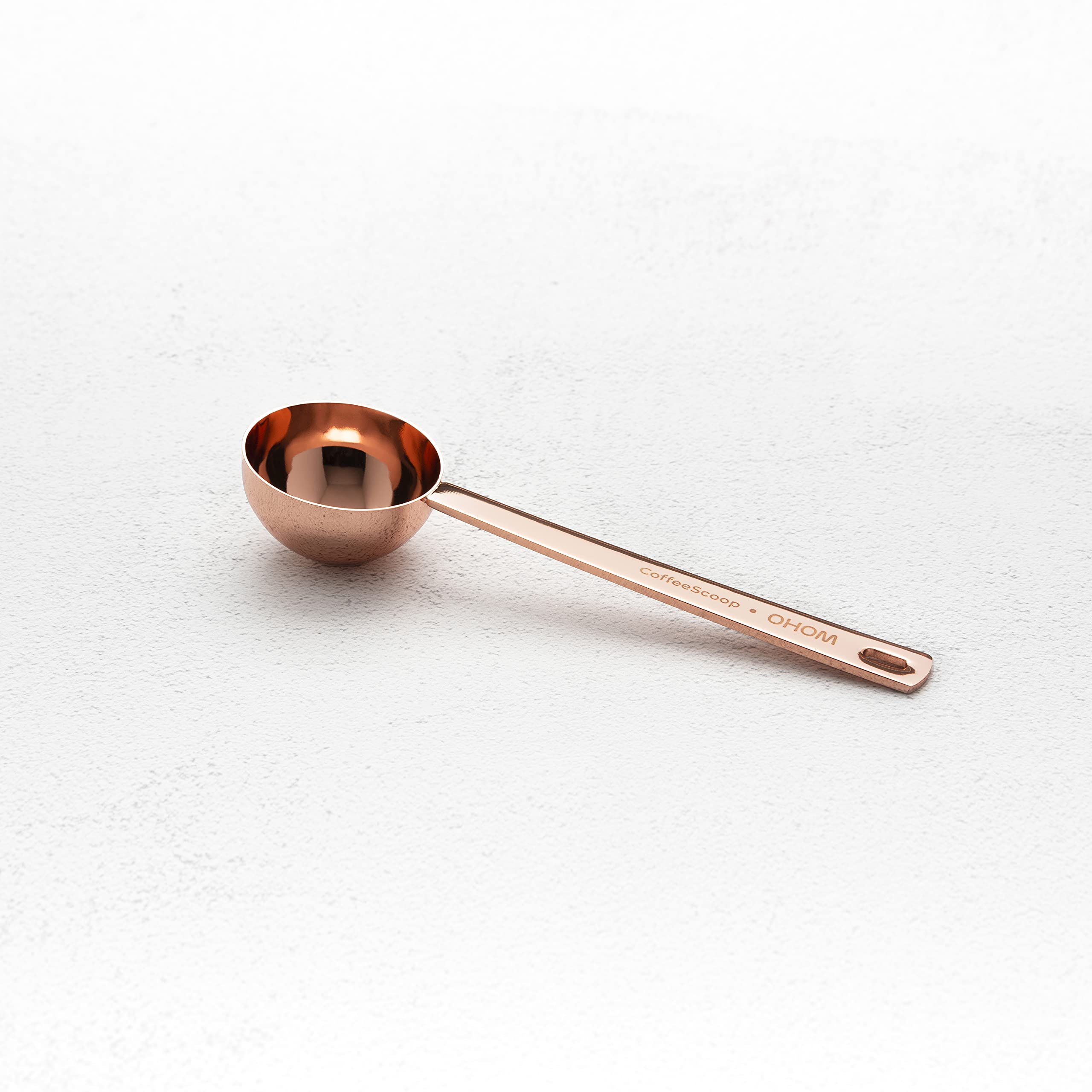 OHOM Sio Diseño elegante con acabados cobre para la mesa.