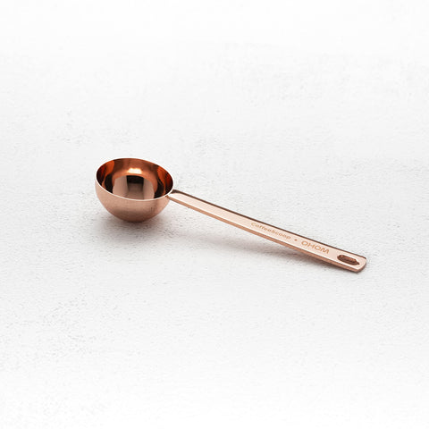OHOM Sio Diseño elegante con acabados cobre para la mesa.