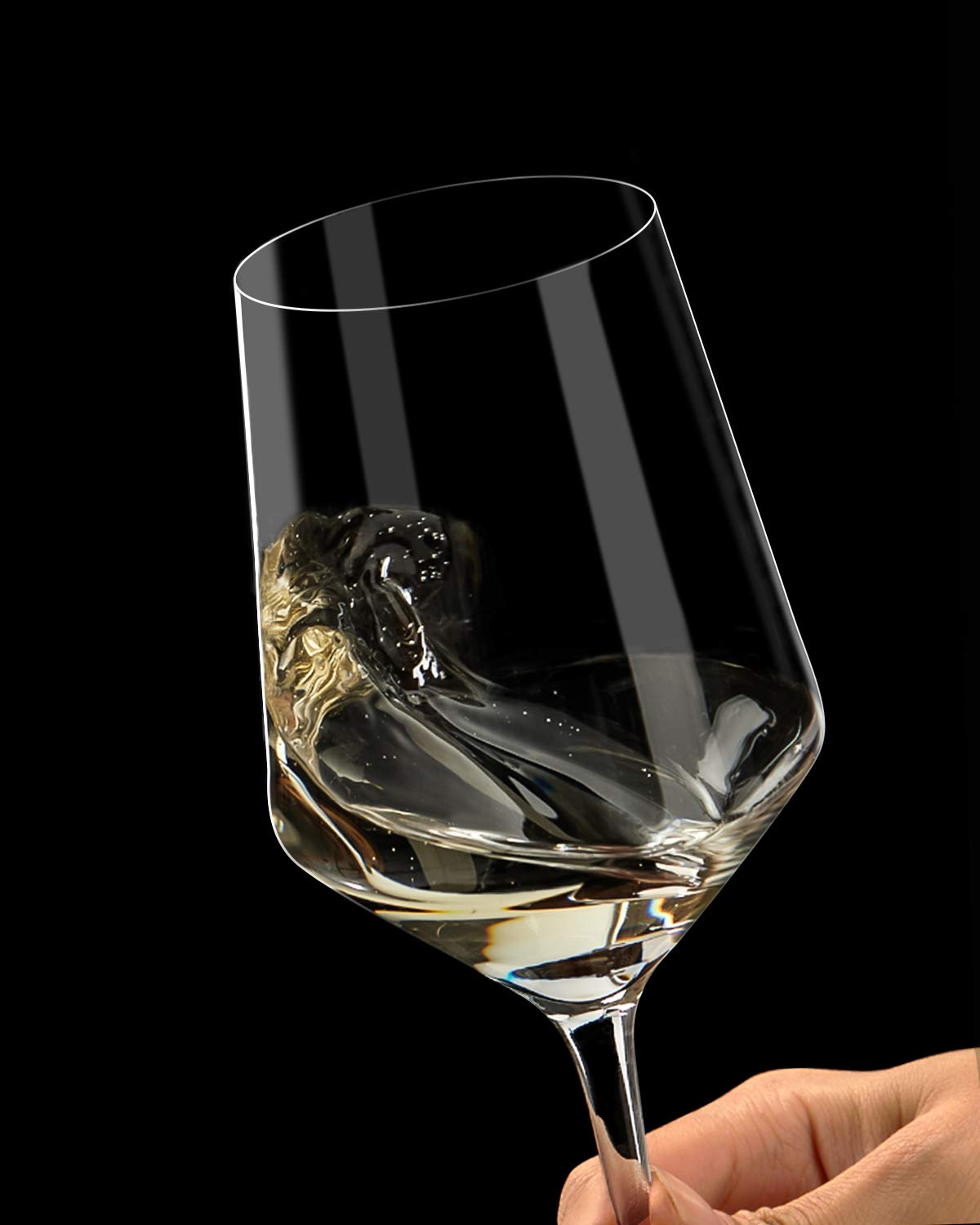 Vaso OJA con tallo largo facilita girar el vino para apreciar aromas.