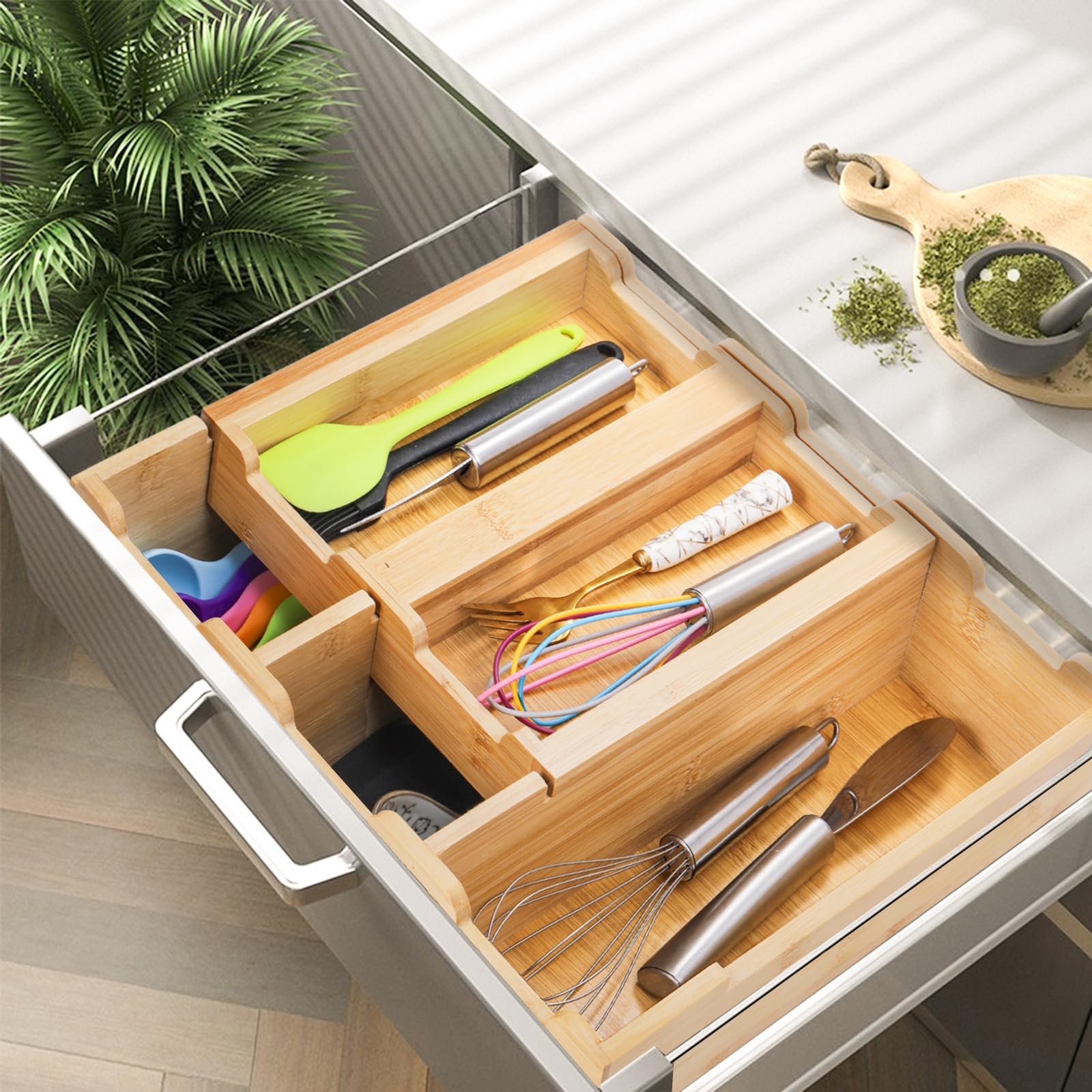 Okllen detalle en bambú natural aporta estilo ecológico al espacio.