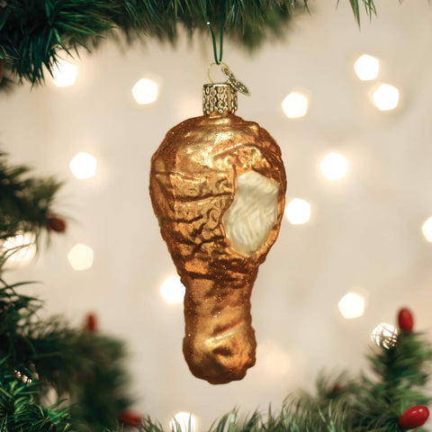 Ornamento de muslo de pollo crujiente de Old World Christmas para decorar y recordar comidas.