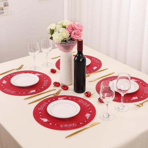 Manteles Olgaa diseño romántico que realza la mesa sin sobrecargar.