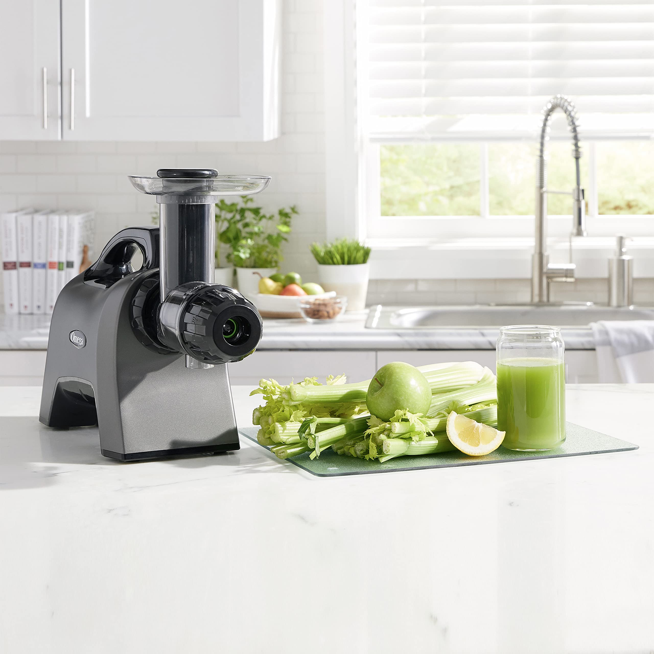 Omega Licuadora apio, tapa estándar: jugo suave para todas las verduras.