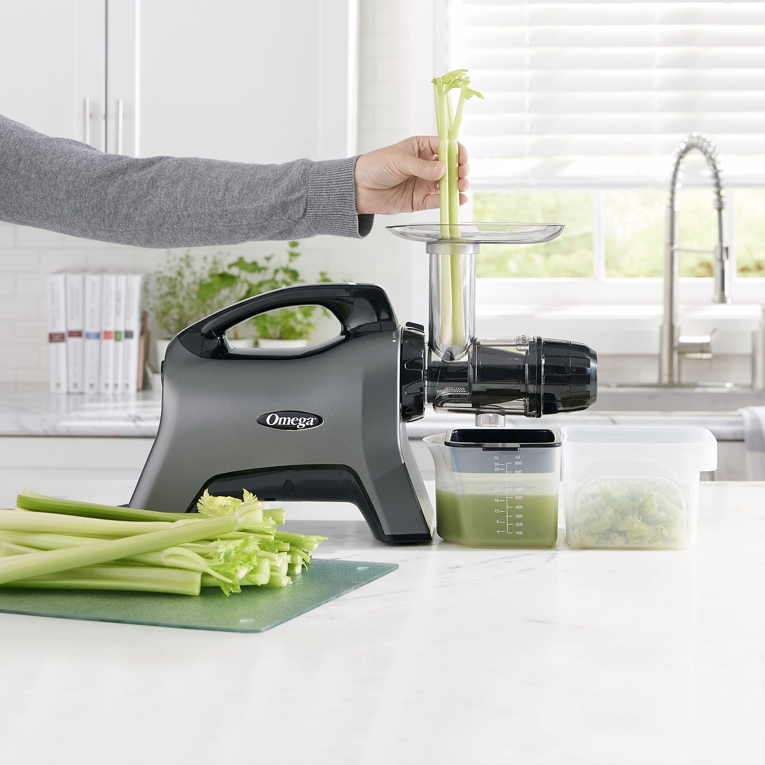 Omega Licuadora prensado frío 80rpm: conserva nutrientes y enzimas.