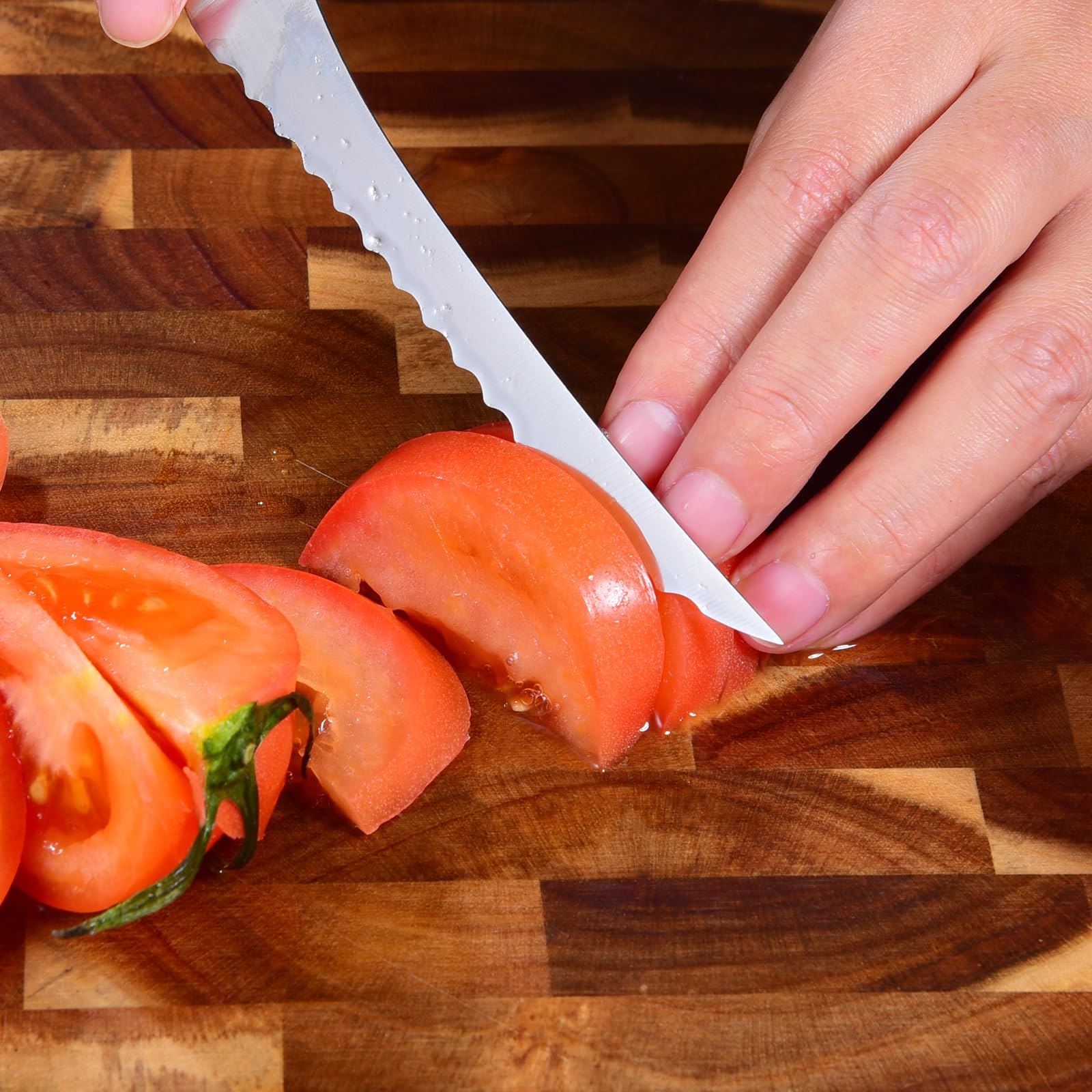 Omesata en acción cortando tomates y verduras con precisión.