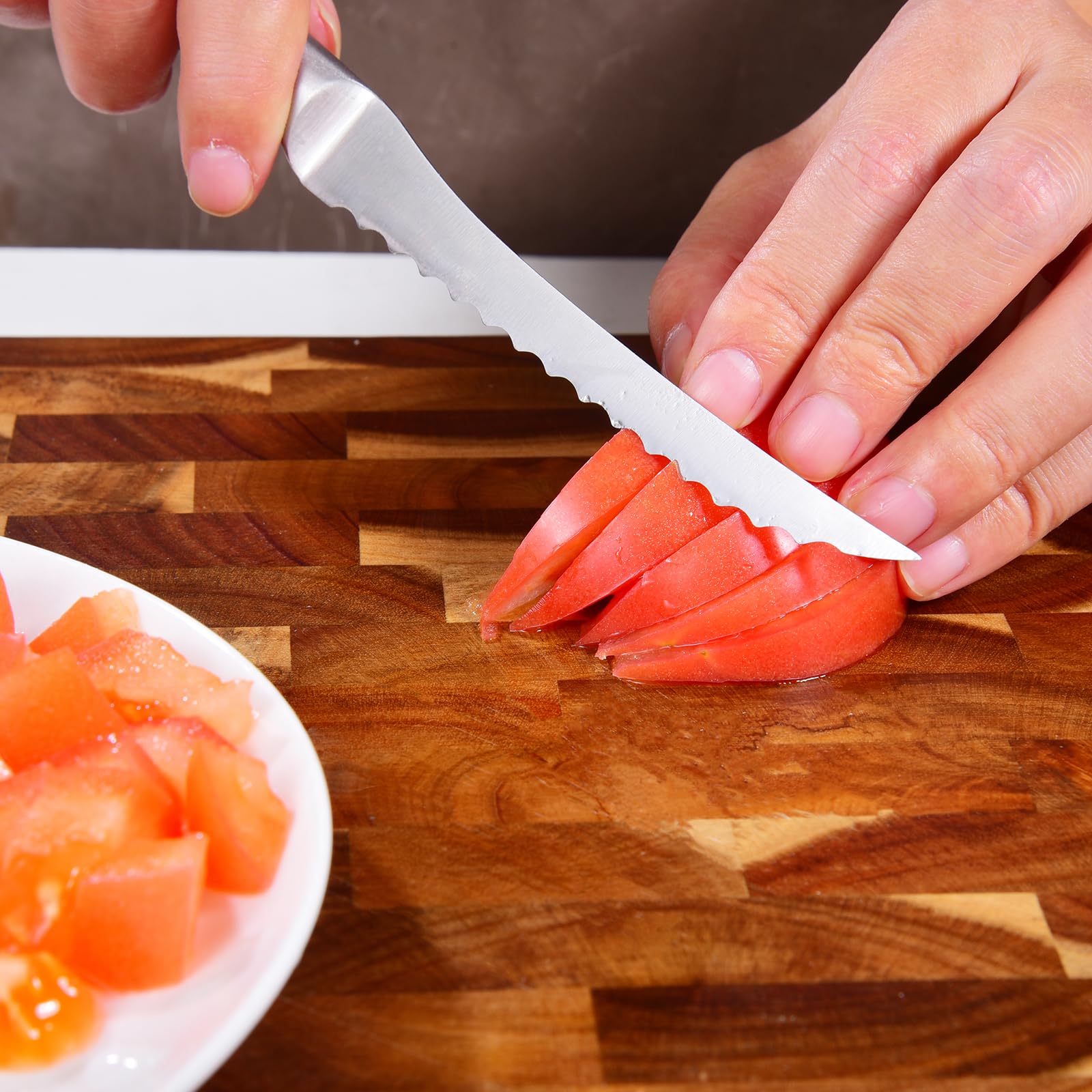 Escena de cocina mostrando el uso diario de Omesata para verduras y frutas.