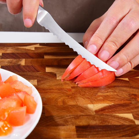 Escena de cocina mostrando el uso diario de Omesata para verduras y frutas.