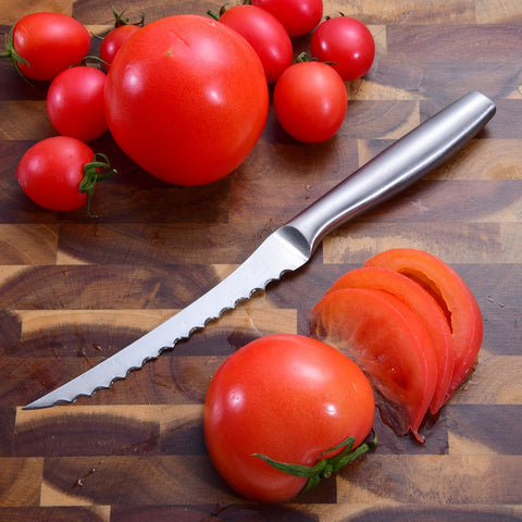 Corte fino y limpio de tomate con cuchillo Omesata.