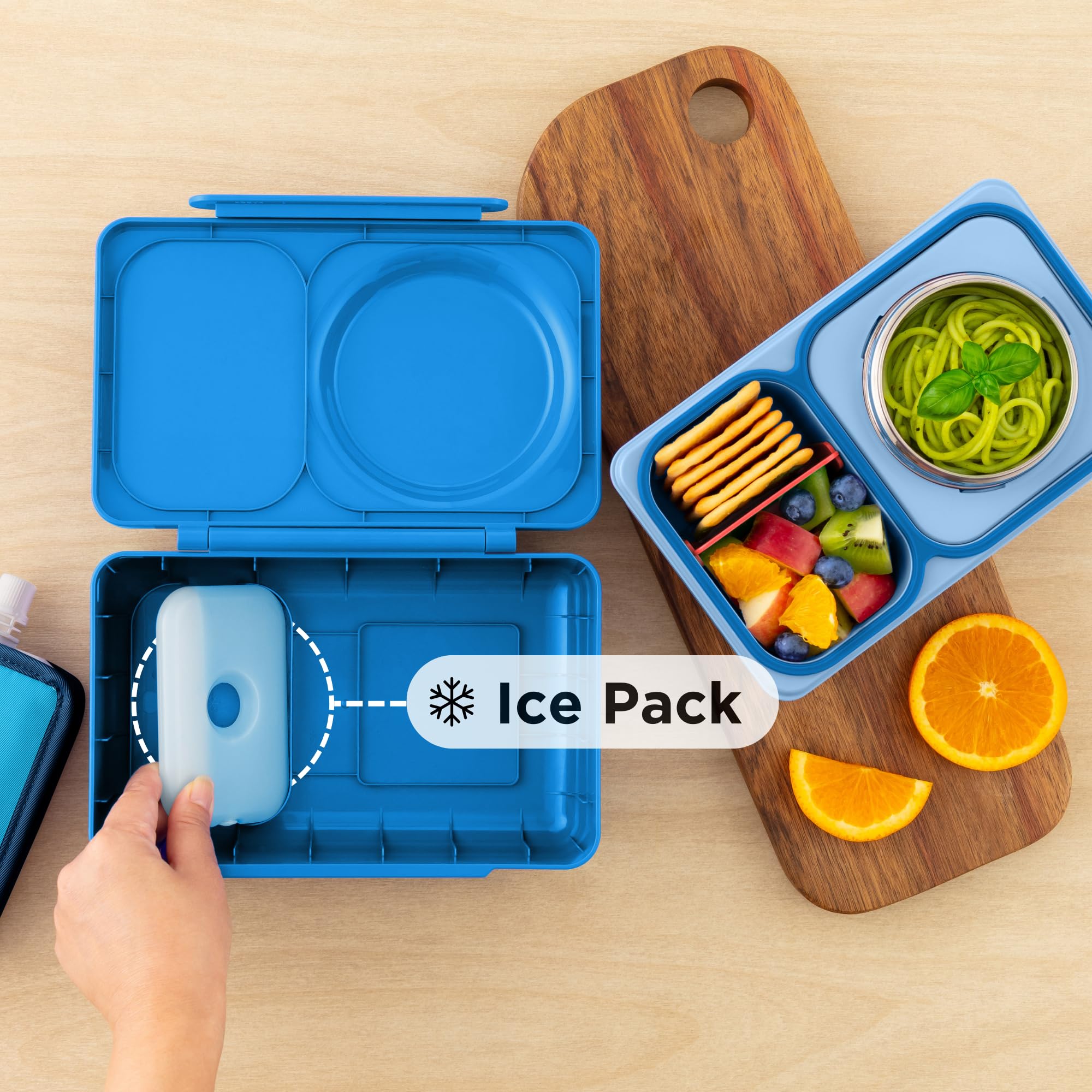 Tapa con paquete de hielo extraíble para mantener frescos los alimentos.
