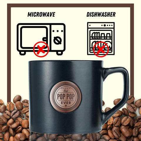 Insignia dorada en taza Onebttl, toque elegante para tu regalo.