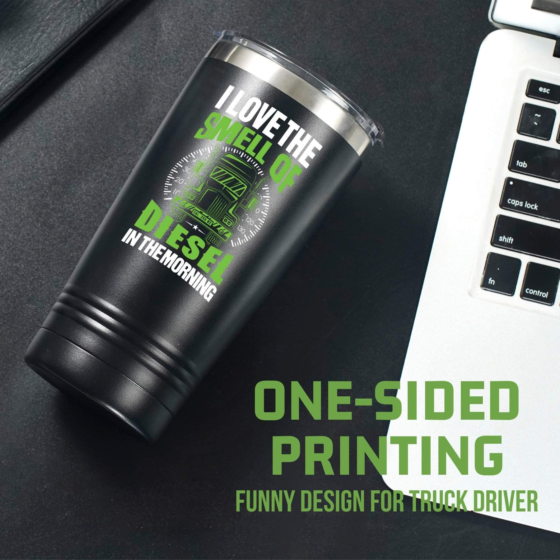 Onebttl tumbler en uso en cabina; perfecto para café en ruta