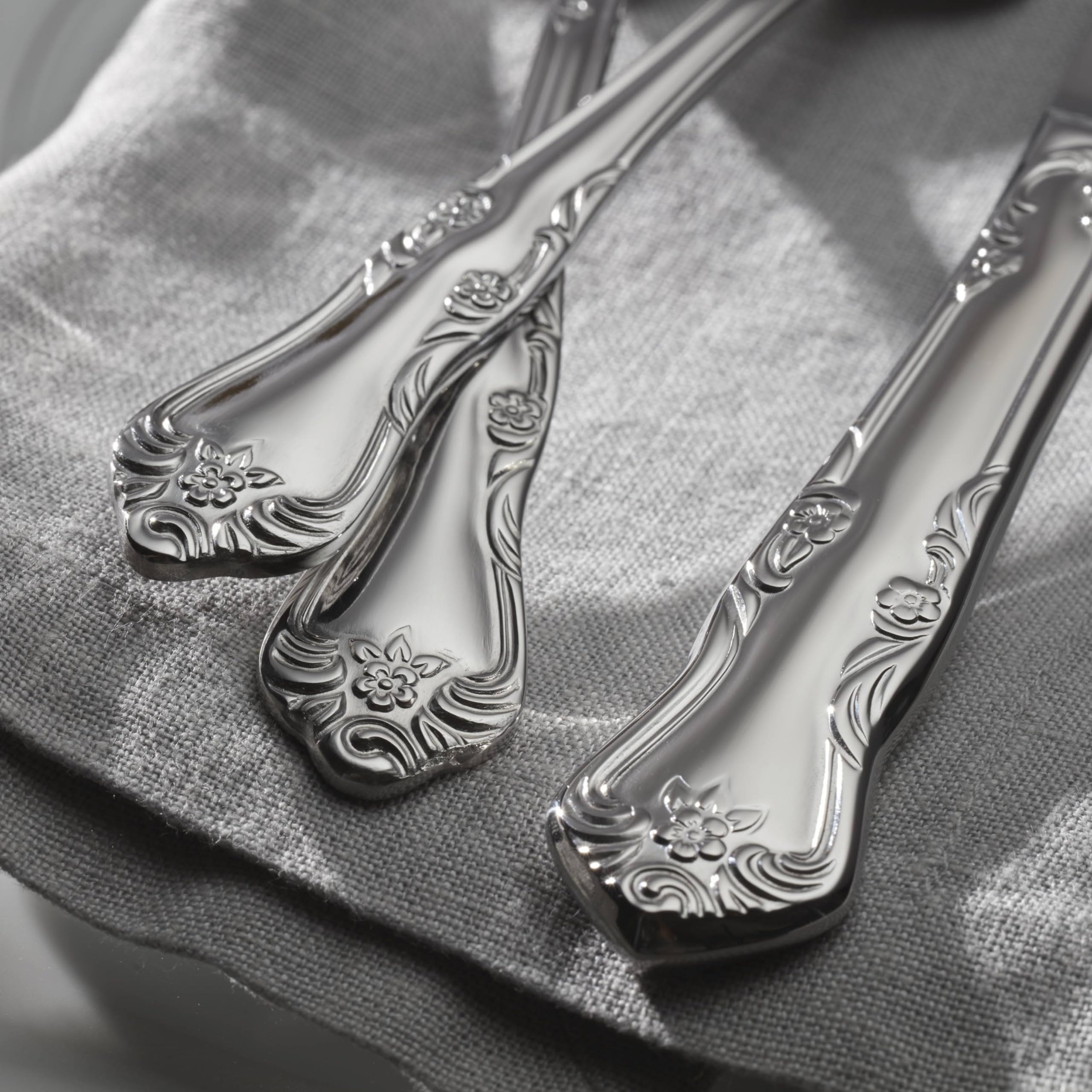 Mesa diaria con Azalea, estilo elegante para cualquier ocasión.