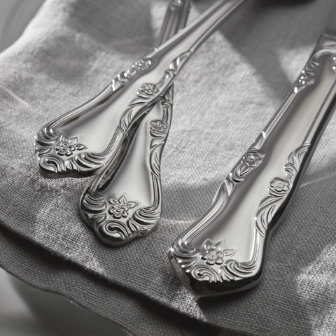 Mesa diaria con Azalea, estilo elegante para cualquier ocasión.