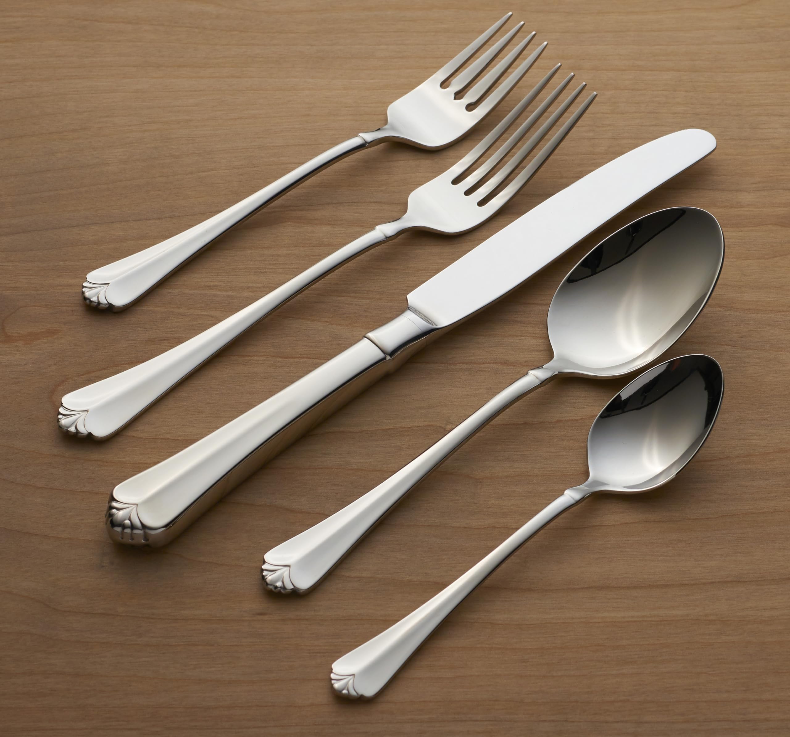 Oneida Juilliard dorada, cucharita para té, ideal para momentos elegantes.