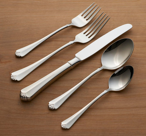 Oneida Juilliard dorada, cucharita para té, ideal para momentos elegantes.