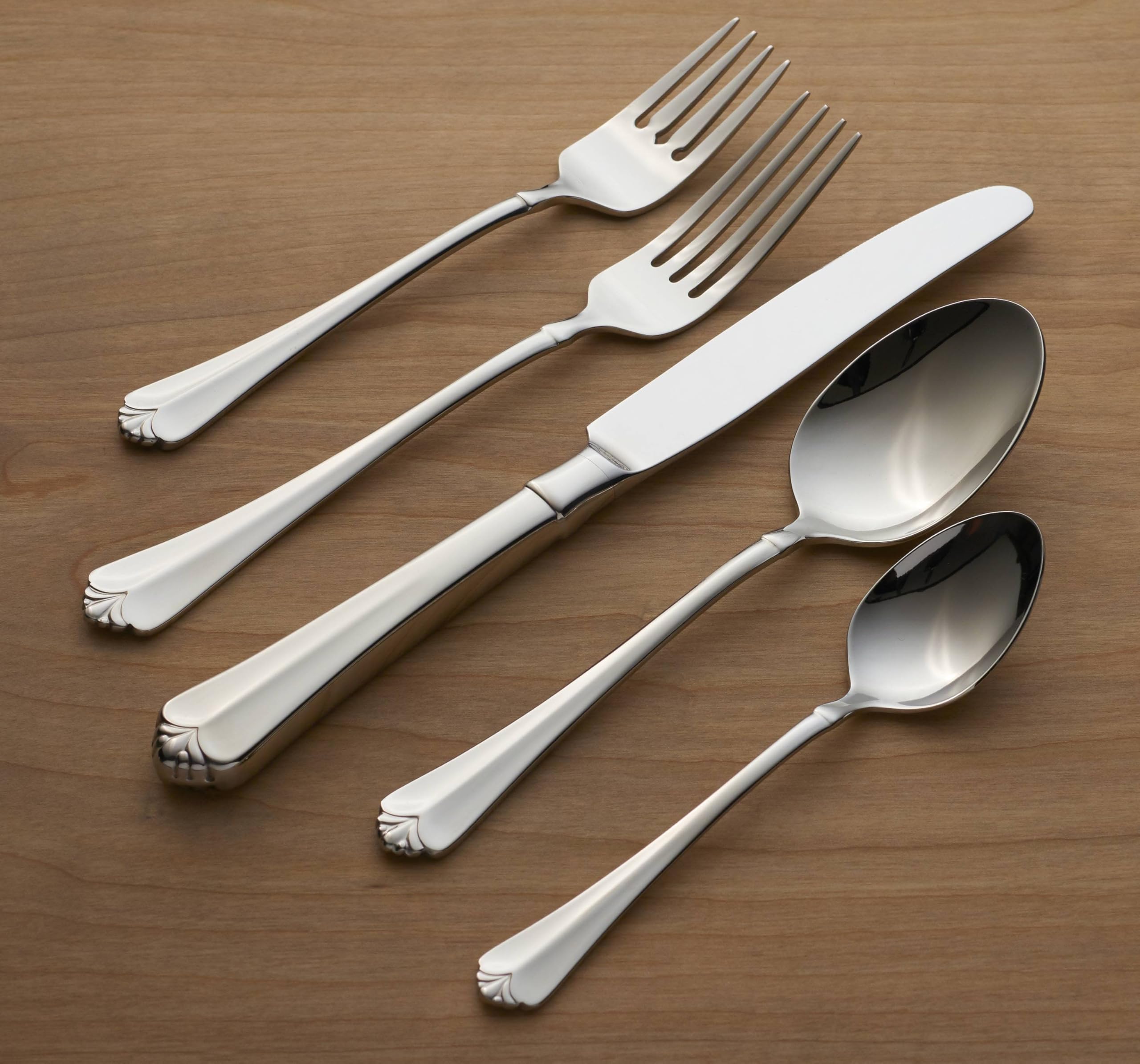 Oneida Juilliard, servicio para 4 en la mesa, ideal para cenas cotidianas y eventos.