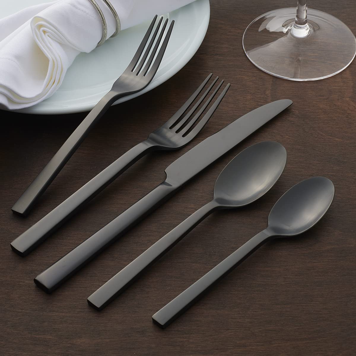 Oneida Mesa del Chef Negro 20 piezas, apto para lavavajillas sin perder brillo.