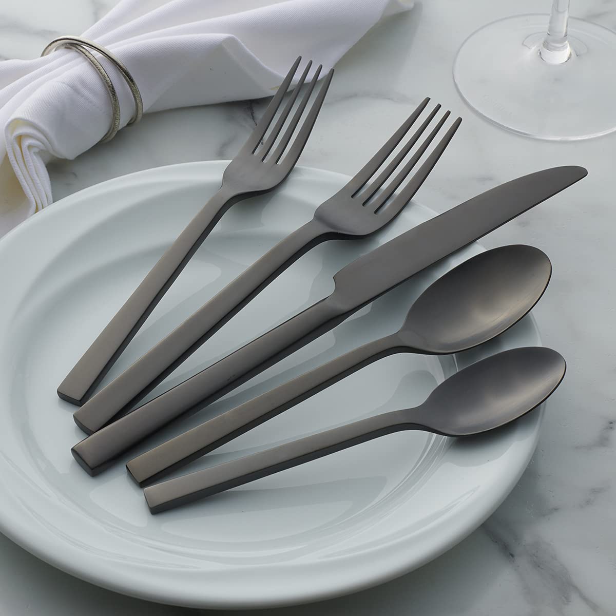 Oneida Mesa del Chef Negro 20 piezas para cuatro, ideal para reuniones diarias.