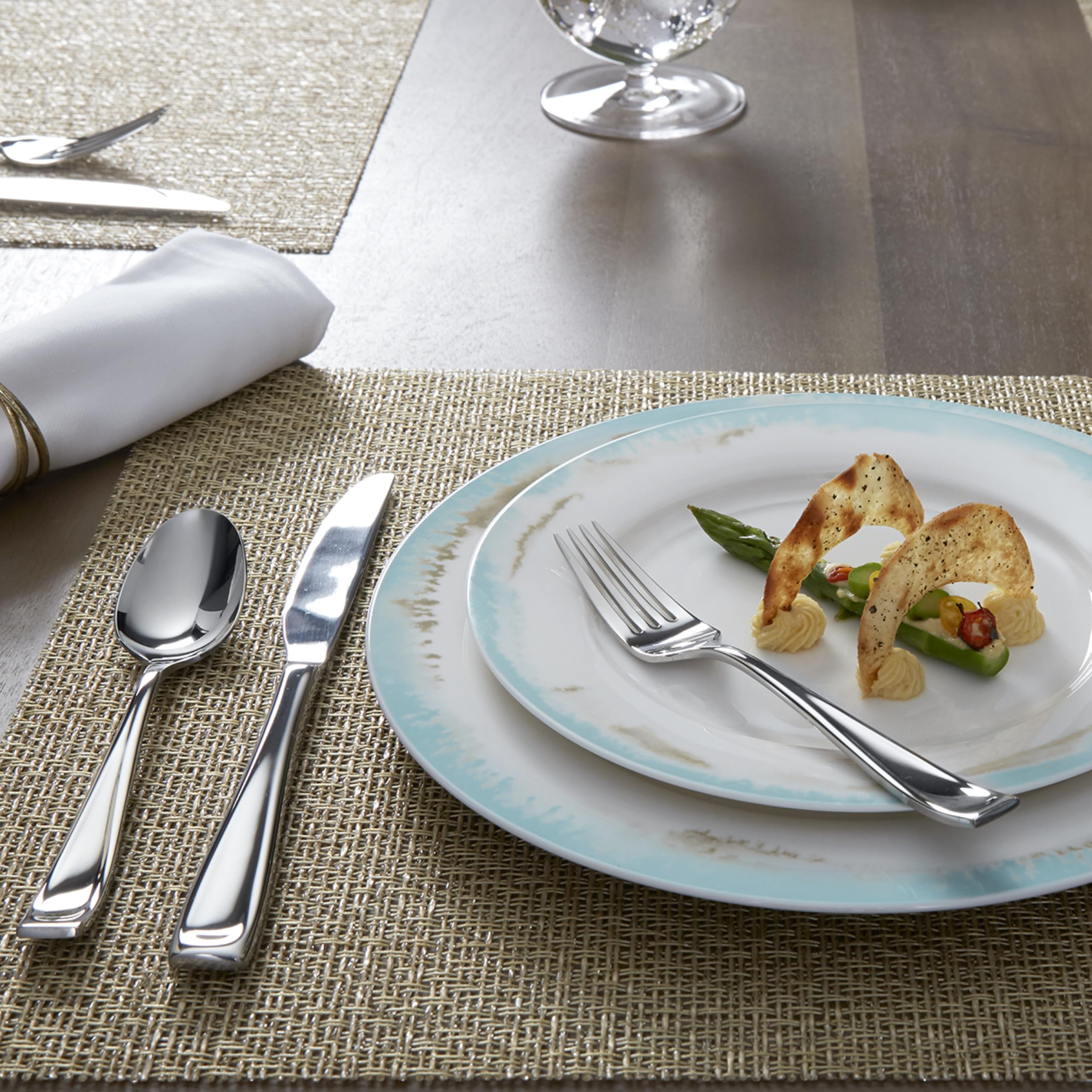 Oneida Moda Cucharitas listas para uso diario en la mesa de casa.