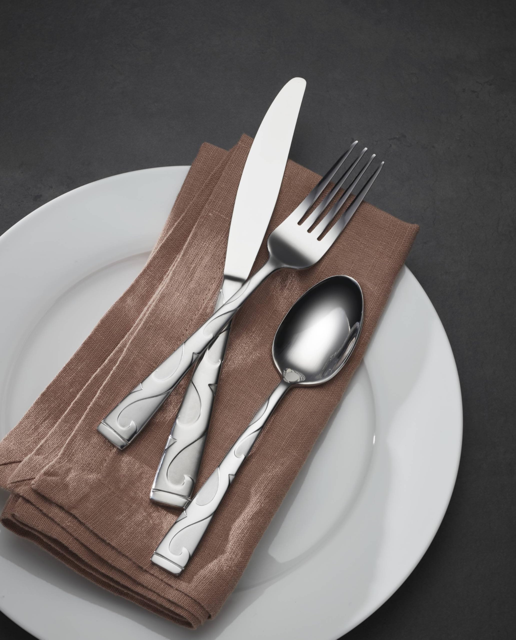 Conjunto preparado para mesa de ocho comensales, elegante y práctico.