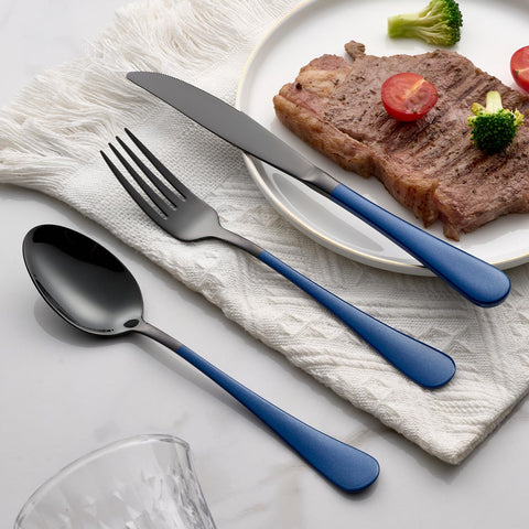 Cuchillos, tenedores y cucharas con diseño equilibrado para uso diario.