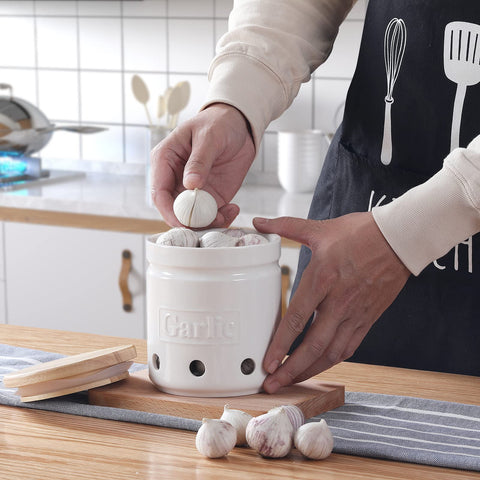 ONTUBE contenedor de ajo cerámico blanco, ventilación suave para aroma limpio.