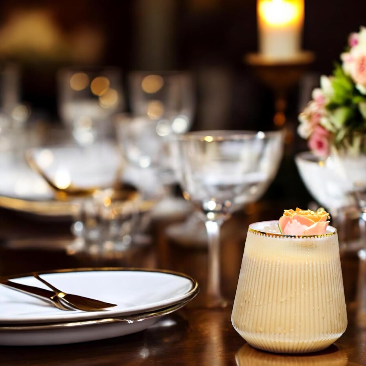 Copa plástica de Oojami con borde dorado, elegante para eventos.