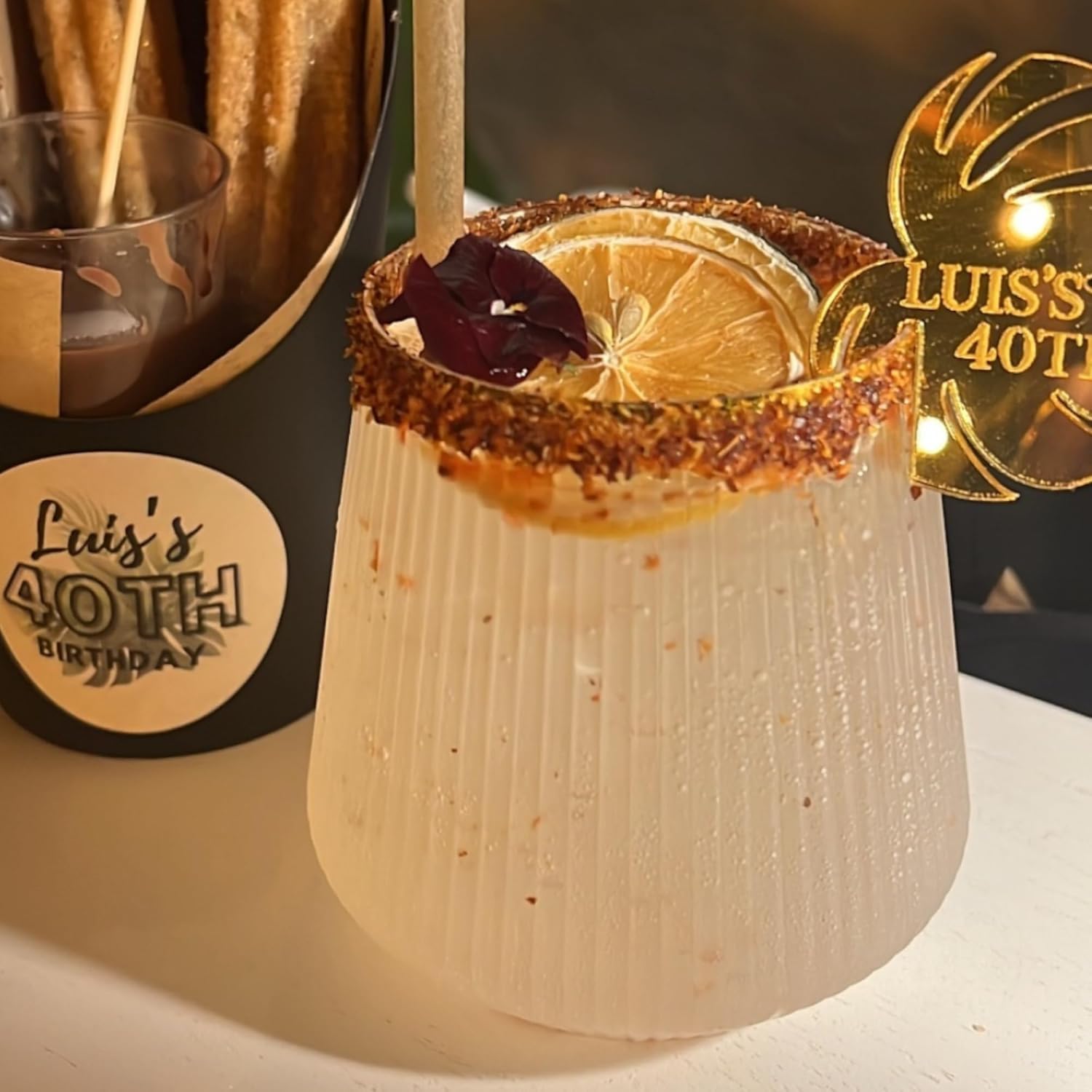 Superficie ribada de Oojami facilita agarre seguro al sostener bebidas frías.