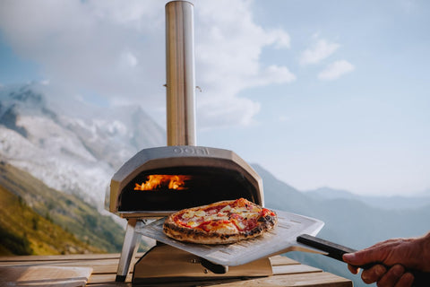 Espátula de aluminio de Ooni, pala resistente al calor para manejar pizzas.