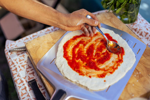 Espátula de Ooni para pizza, uso profesional en hornos de alta temperatura.